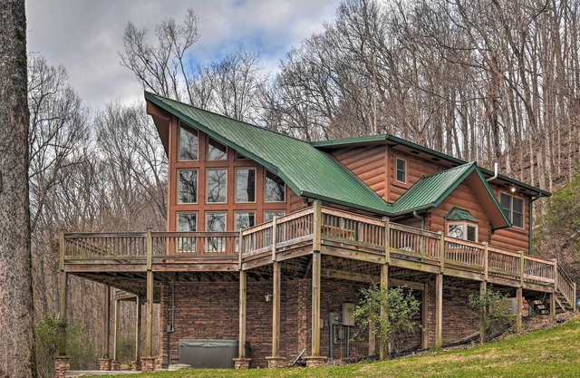 Center Hill Lake Cabin w/ Hot Tub & Deck!