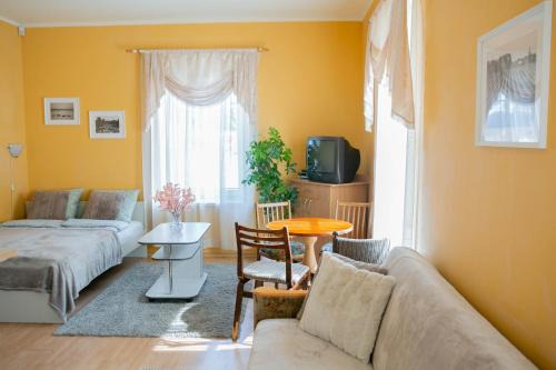 Center of city apartments, bus station 1min, airport 5 min