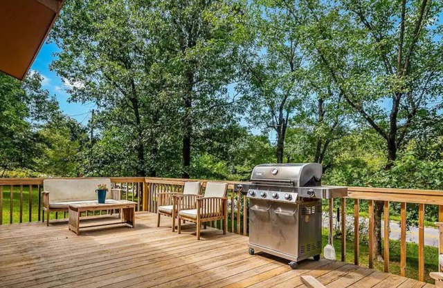 Centerpoint Trail Cabin- Perfect hiking just steps away