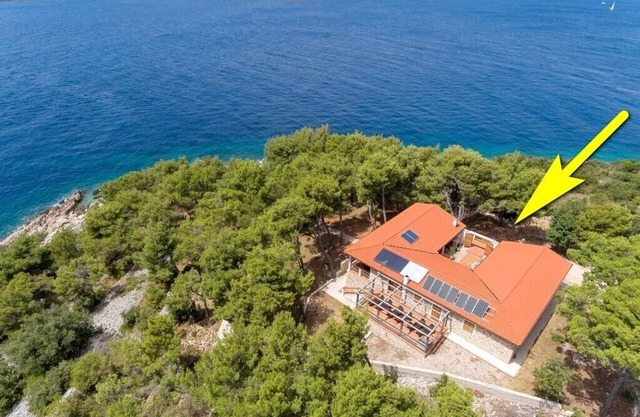 Centovi Dvori, (12967), Drvenik Veliki, Croatia