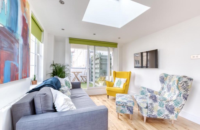 Central Bright 3 Bed Flat with Pool & Parking