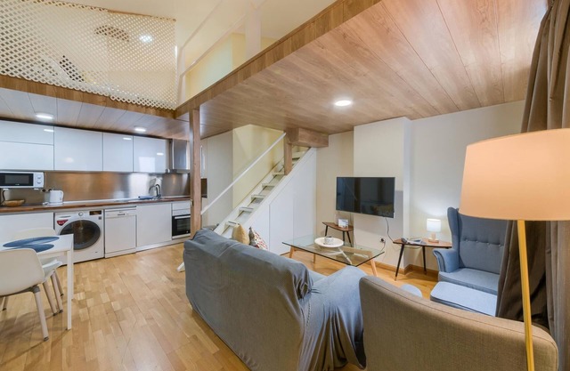 Central bright and cozy penthouse for 4 people