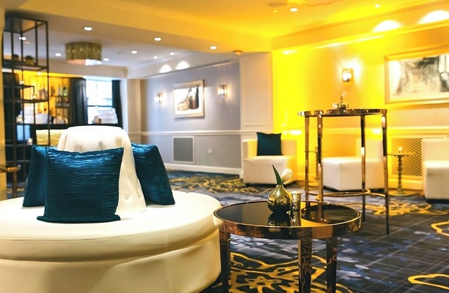 Central Chic: 3 Plush Units, Near Chicago Museum of Contemporary Art!