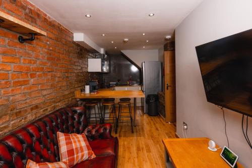 Central Edinburgh Apartment with Canal Setting