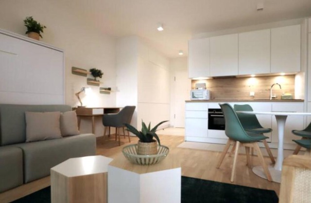Central fully serviced studio