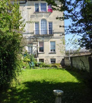 Central Georgian Garden Flat with Free Parking