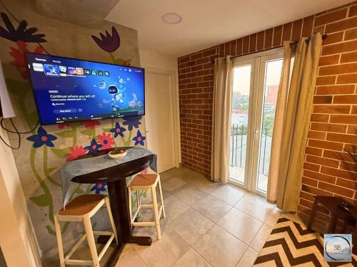 Central Location, Secure & Vibrant Night Life!