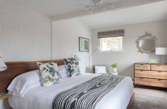 Central Lodge Stay | Field Guide Comfort Near Shops, Trails & Great Restaurants