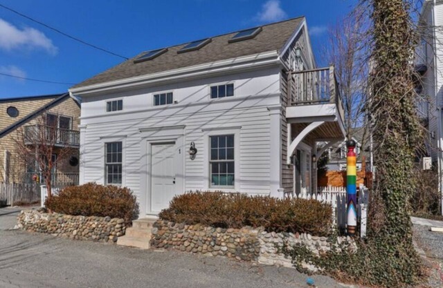 Central, modern cottage with parking and water view