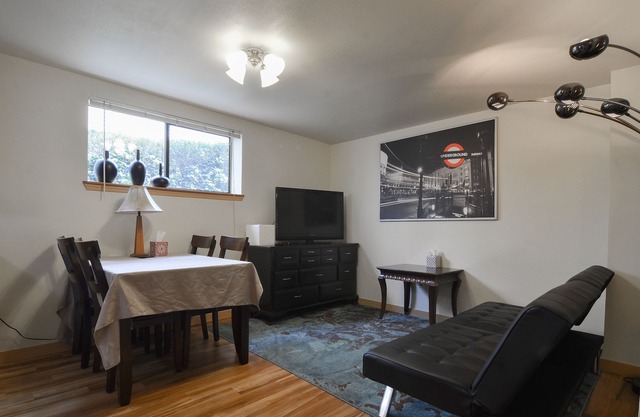 Central Spot, 4 beds, Stocked Kitchen