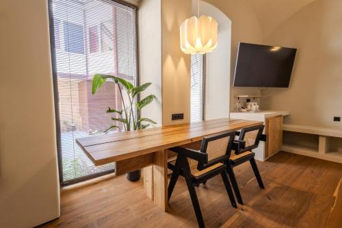 Central Square Apartments - Центральна площа міста