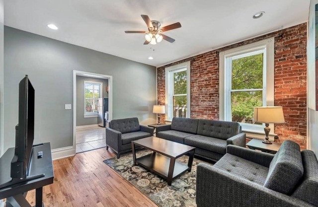Central St Louis apartment 1E