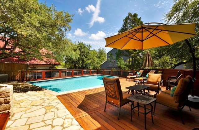 Centrally located - Downtown - Private Pool - 5 Bed/4 Bath