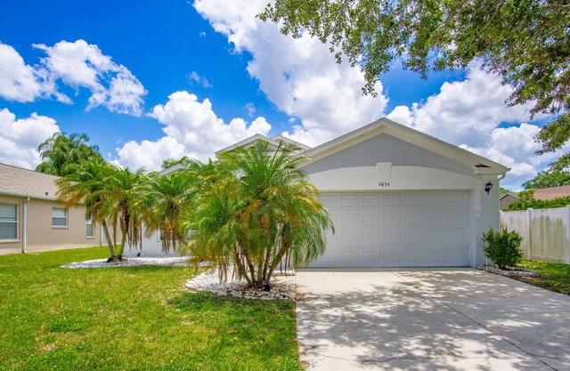 Centrally located Harbour Oasis with resort sized Pool , Tennis, Basketball!