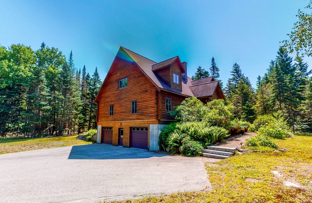 Centrally located home with rec room, spacious deck, gas grill & loft - Dogs OK