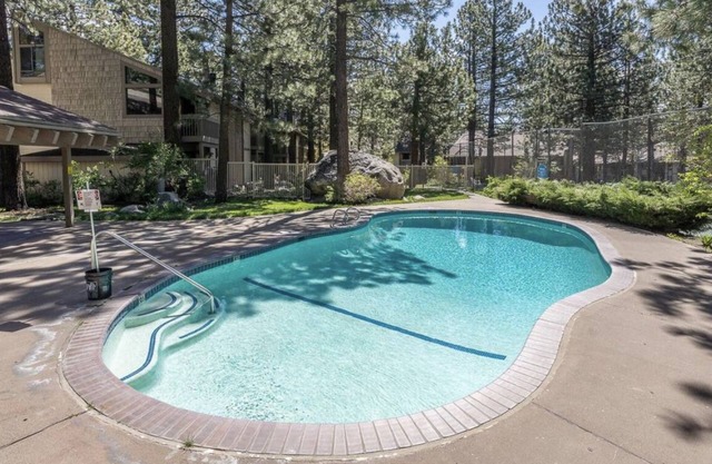Centrally Located, Walk to shuttle stops and grocery stores, Sleeps 6