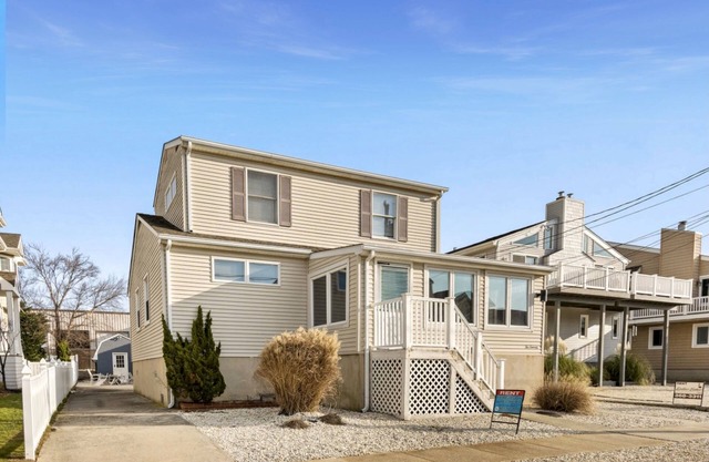 Centrally located block, walking distance to beach, bay, bars and restaurants, supermarket and beautiful park. Beach is only one of two that is surf beach in all of Stone Harbor.