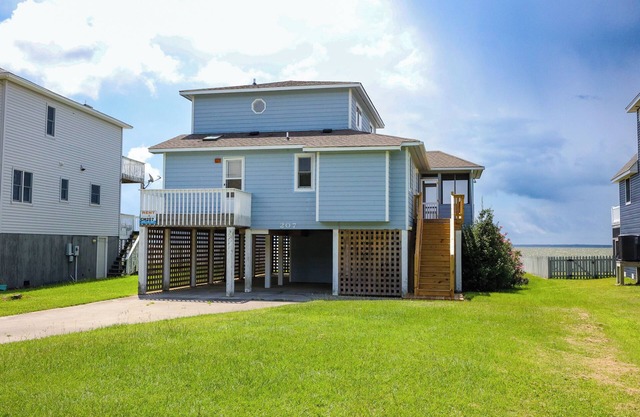 CH207- Spectacular Soundfront, 3 BRs, Private Dock, Comm Pool, Tennis/Marina.