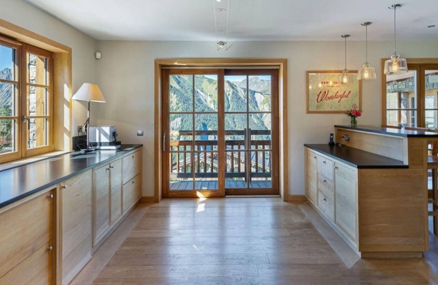 Chalet, terrace, balcony, fireplace or stove, parking, tv, ski locker, 430m²