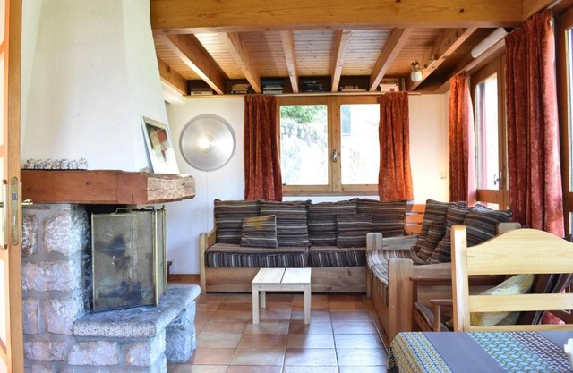 Chalet à Méribel: 5 pièces, 8-10 pers, proche remontées, pistes et commerces, parking inclus - FR-1-180-188
