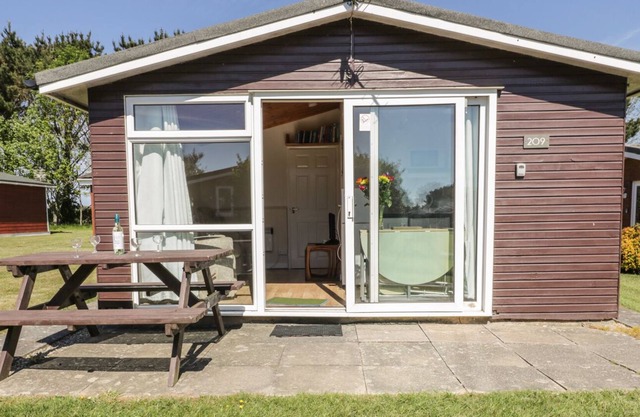 CHALET 209, family friendly, with a garden in St Merryn