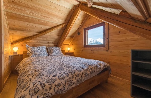 Chalet, 250m from shops, fireplace or stove, parking, tv, ski locker, 84m², Albiez Montrond