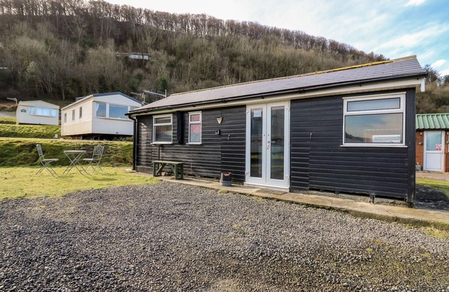CHALET 95, pet friendly, country holiday cottage in Aberystwyth