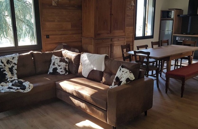 Chalet atmosphere, in a peaceful setting, a stone's throw from the village