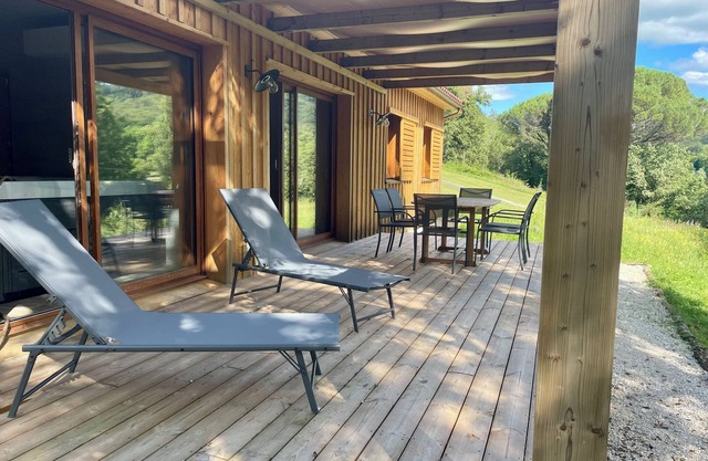 Chalet Avec Jaccuzi Intérieur Proche de Montignac-lascaux