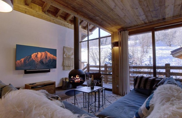 Chalet, balcony, fireplace or stove, parking, tv, ski locker, 175m², Méribel