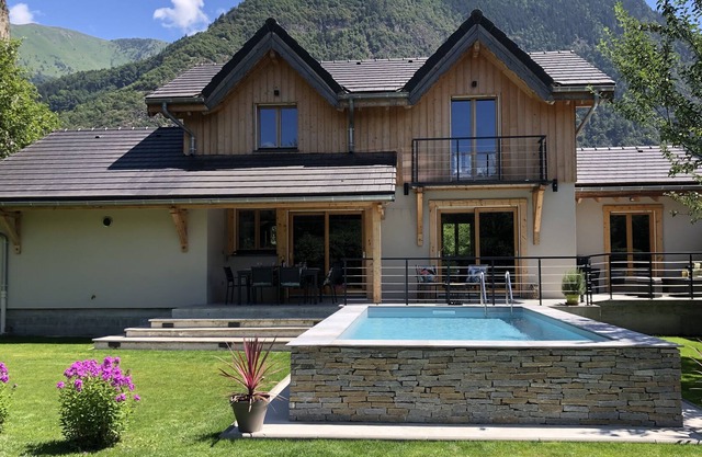 Chalet Barbara with heated swimming pool in the heart of Oisans