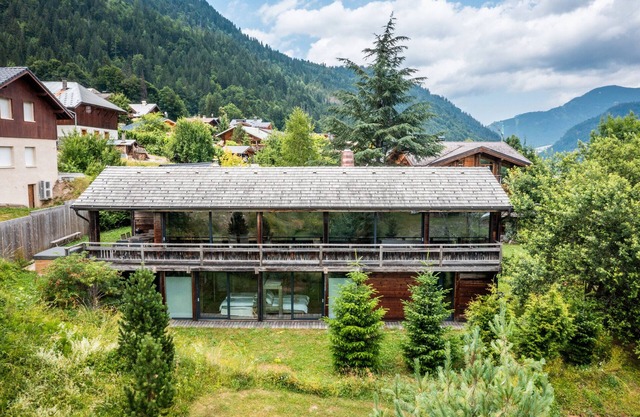 Chalet 'Bella' with Mountain View, Private Terrace and Wi-Fi