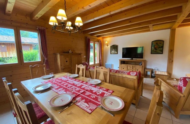 Chalet calme et spacieux, proche village, navette ski, jardin, animaux acceptés, parking privé - FR-1-624-66