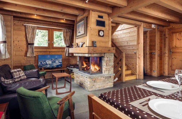 Chalet Chaleureux à Méribel : Cheminée, Jacuzzi, Proche Commerces, 4 Chambres en Suite - FR-1-688-18