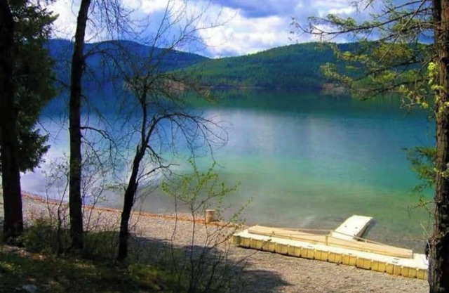 Chalet Chic. Private Lakefront. Children's Fish Pond. Explore Glacier, Ski, Hike