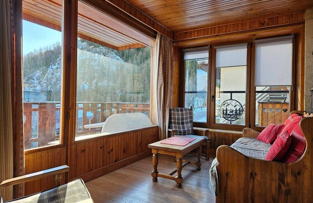 Chalet for 9, garage and balcony close to slopes