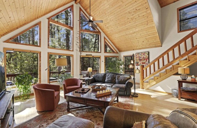 Chalet Forest Views, 2 kings, fireplace, decks