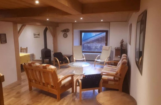 Chalet 'La Chaumière' with Mountain View, Private Terrace and Wi-Fi