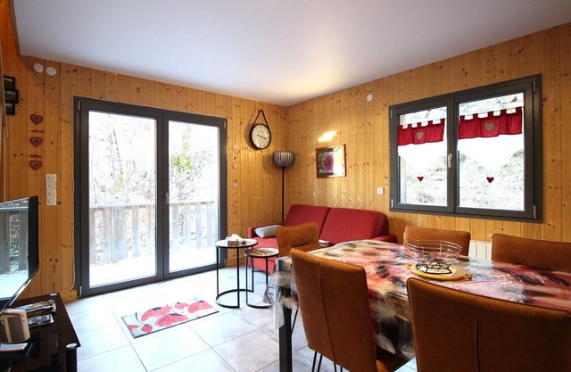 Chalet in Mont-Dore, 8 people, 3 bedrooms, pets allowed, parking, terrace, near center