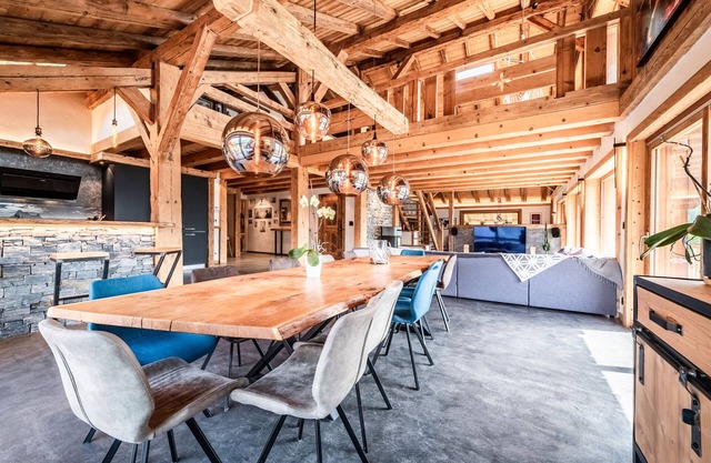 Chalet 'Le Perray Alpine Lodge' with Mountain View, Terrace and Wi-Fi