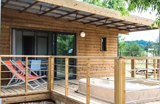 Chalet Luberon - 35m² - 2 bedrooms + jacuzzi (4 adults & 1 child max 12 years) 4 to 5 people - 4 people included in the price