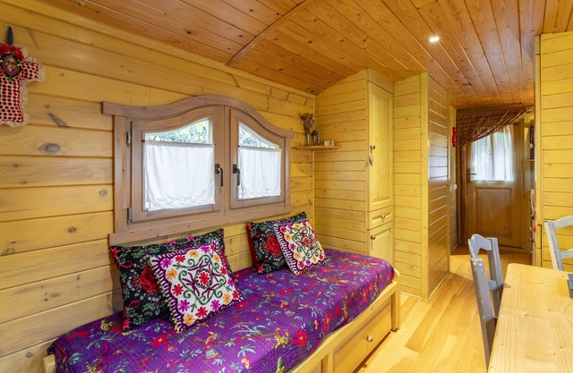 Chalet "Mas La Pauline Roulotte Bohême" with Shared Pool, Private Terrace & Wi-Fi