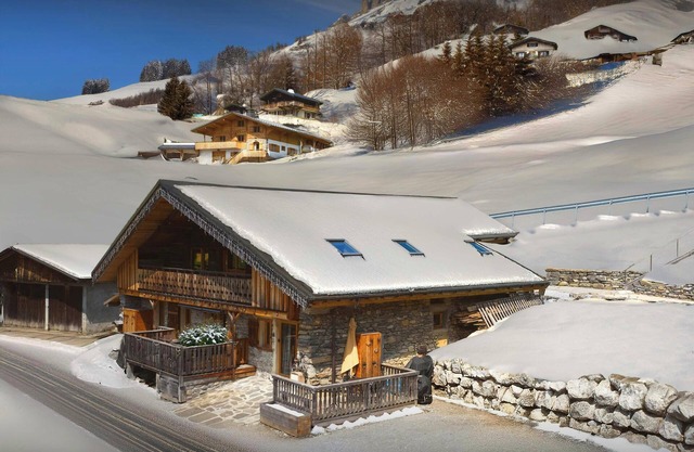 Chalet Marijulo - Stylish property with hot tub and terrace - OVO Network