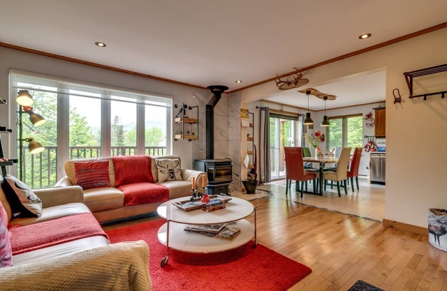 Chalet Merveilles Spa and Lake 15 minutes to Mont-Tremblant