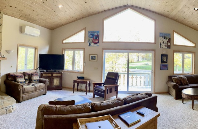 Chalet Minutes to North Conway, Story Land, Skiing, and Hiking; Private Hot Tub