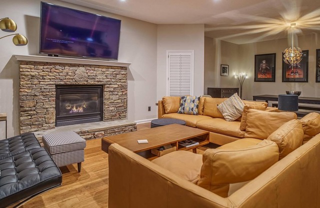 Chalet 🏔 Mountain View 🚲 Peloton | Pool | Hot Tub | Low Traffic 🧸 Local Charm
