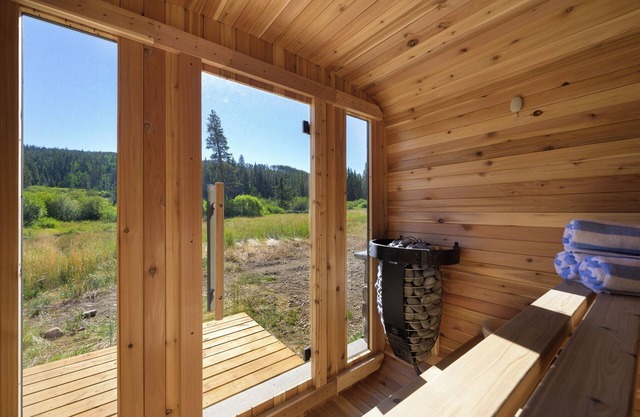 Chalet near Winter Park w/hot tub & sauna views