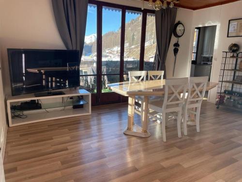 Chalet pieds des pistes*4pers*à coté des remontées et skipass !