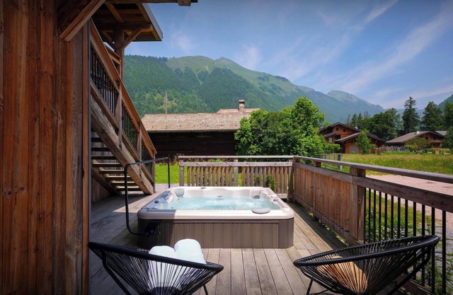 Chalet Plume - Renovated farmhouse,with hot tub and terraces - OVO Network