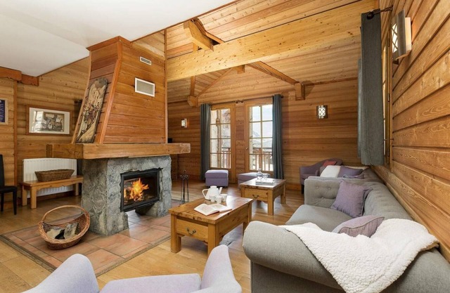 Chalet, ski-in/ski-out & foot of the slopes, terrace, fireplace or stove, parking, tv, 120-135m²